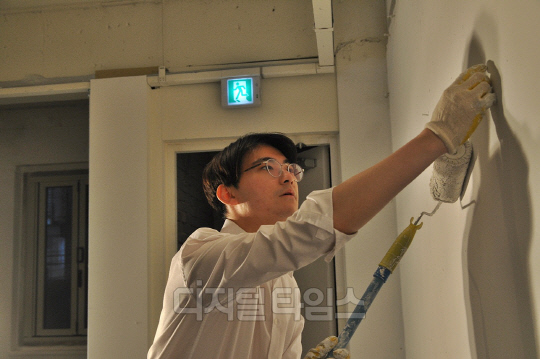 강사빈(23)씨는 국민의힘 제22대 총선 지역구(대구 중남) 국회의원 최연소 후보직에 도전했다가 좌절된 뒤, 중앙당 상근부대변인직을 내려놓고 '디지털 디톡스' 컨셉의 북카페 창업에 나섰다. 경북대 미대 재학생인 강씨는 비용 절감 등을 위해 셀프 인테리어에도 도전 중이다.